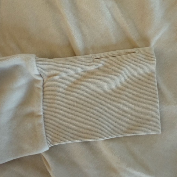 NWT Alo Yoga Warmth Cover-up in Bone. Size L. - Picture 3 of 6